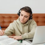 Kotikoulu opiskelu poika